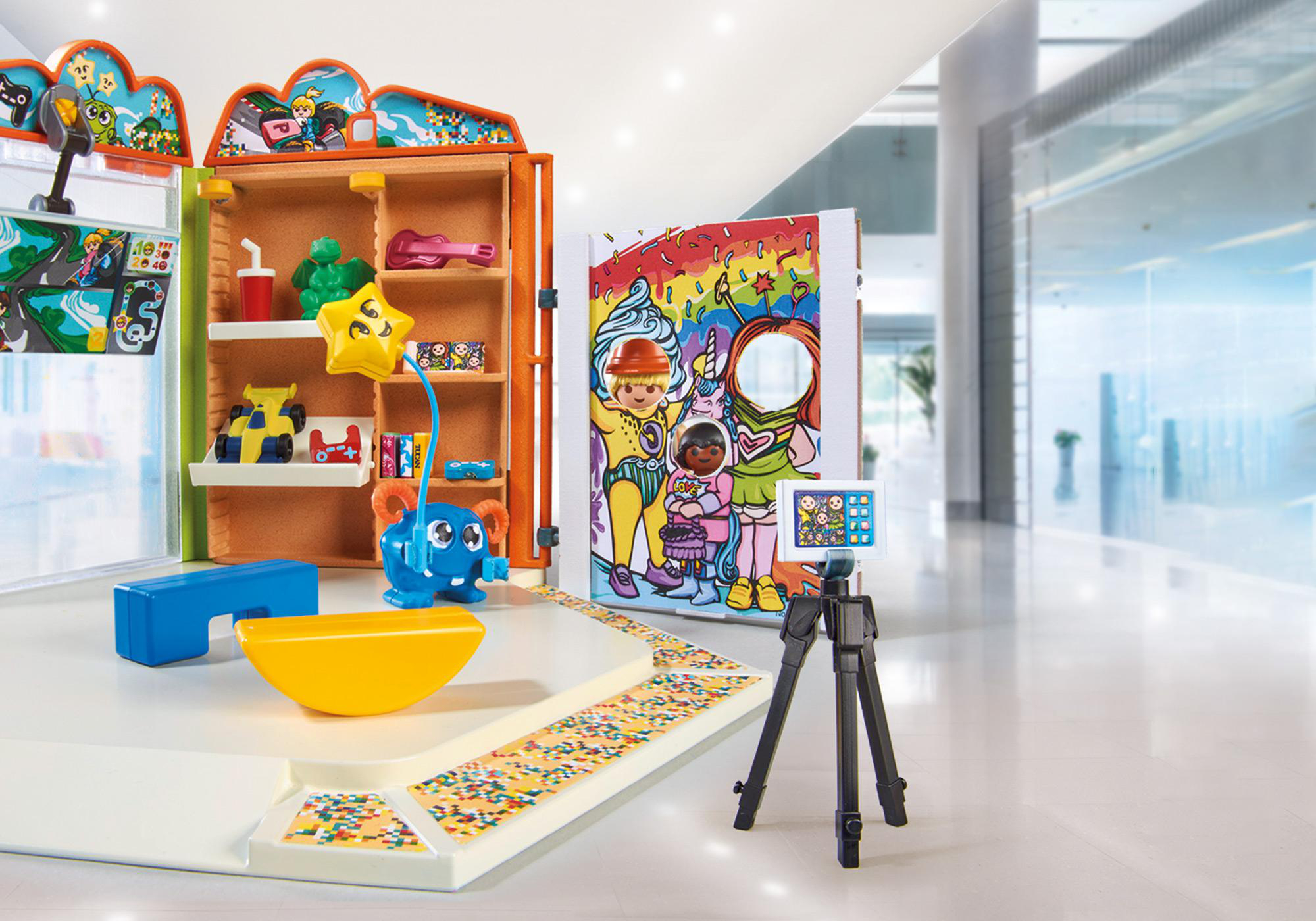 Playmobil-Set mit Figuren, Kamera und farbenfrohem Hintergrund, drinnen.
