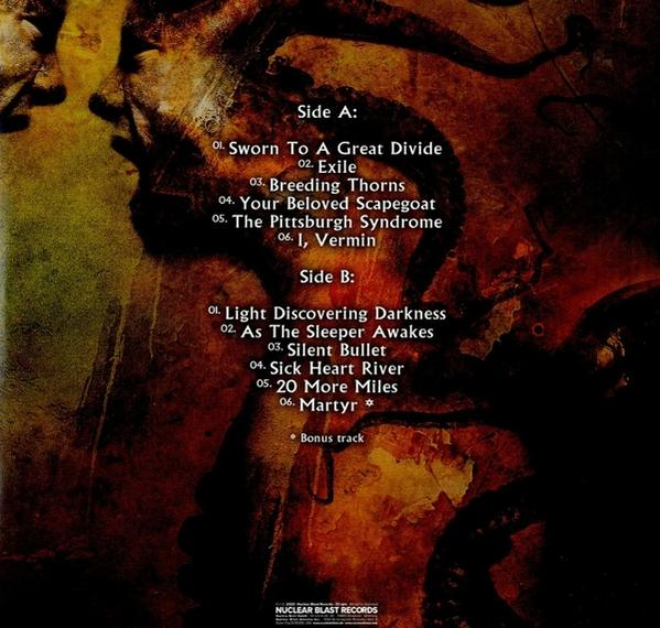 Schwarzes Albumcover mit Songtiteln auf den Seiten A und B.