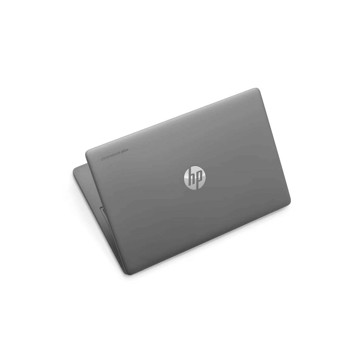 Portátil HP Chromebook Plus gris, ligeramente abierto, sobre un fondo blanco. Logotipo HP visible.