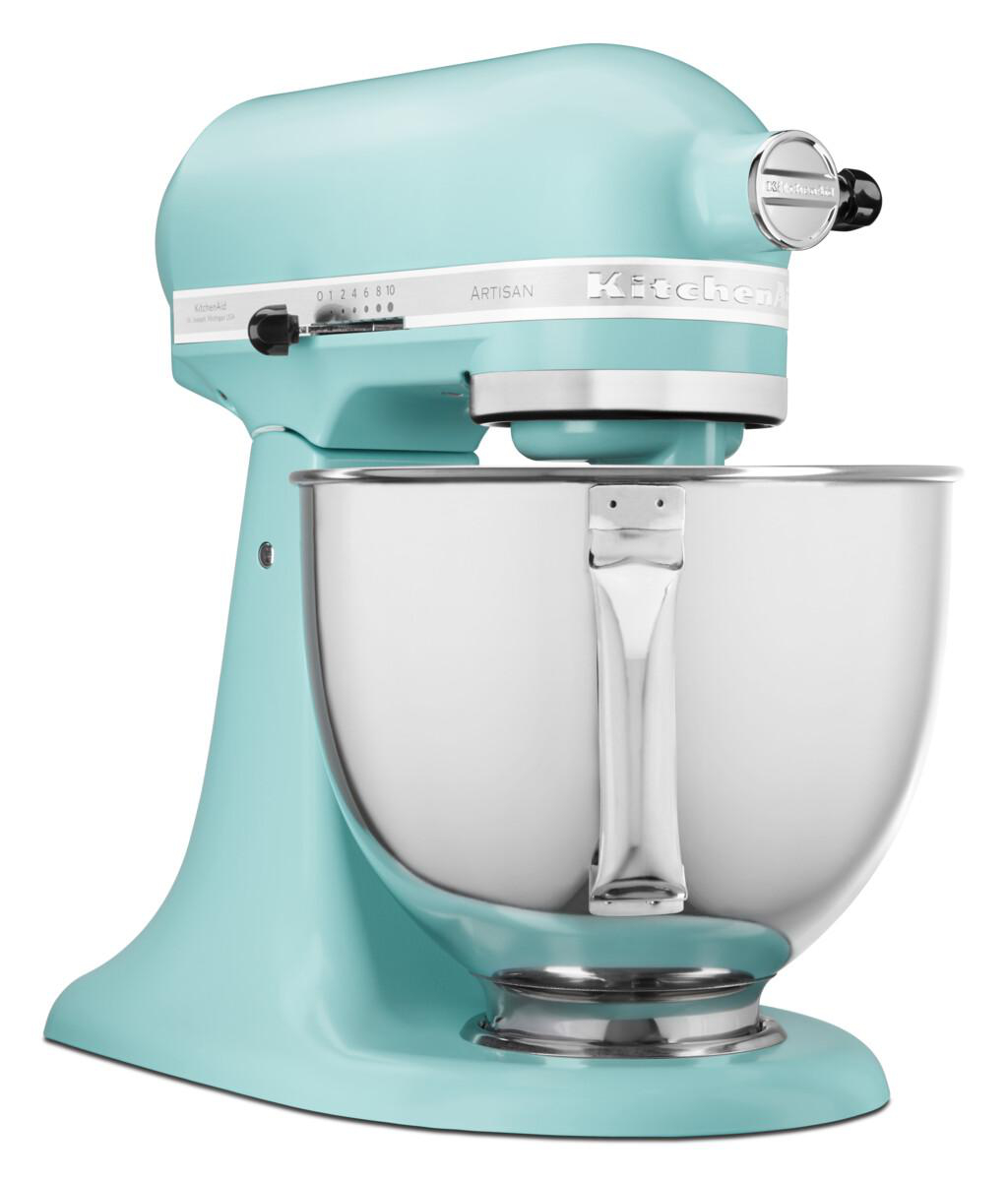 Hellblauer KitchenAid-Mixer mit Edelstahlschüssel. Es steht auf einer weißen Oberfläche.