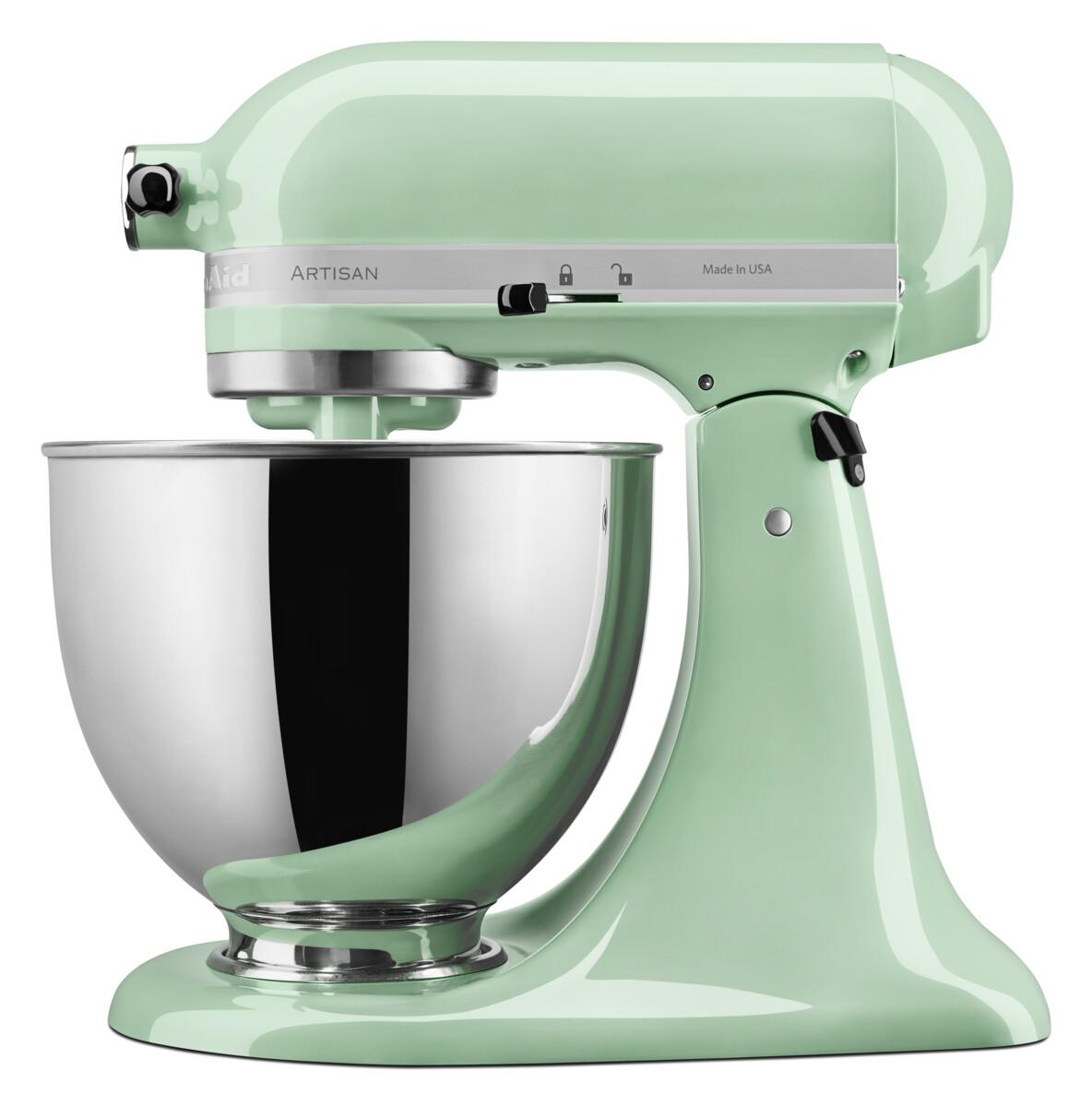 Minzgrüner KitchenAid-Küchenmixer mit Edelstahlschüssel. Auf weißer Oberfläche.