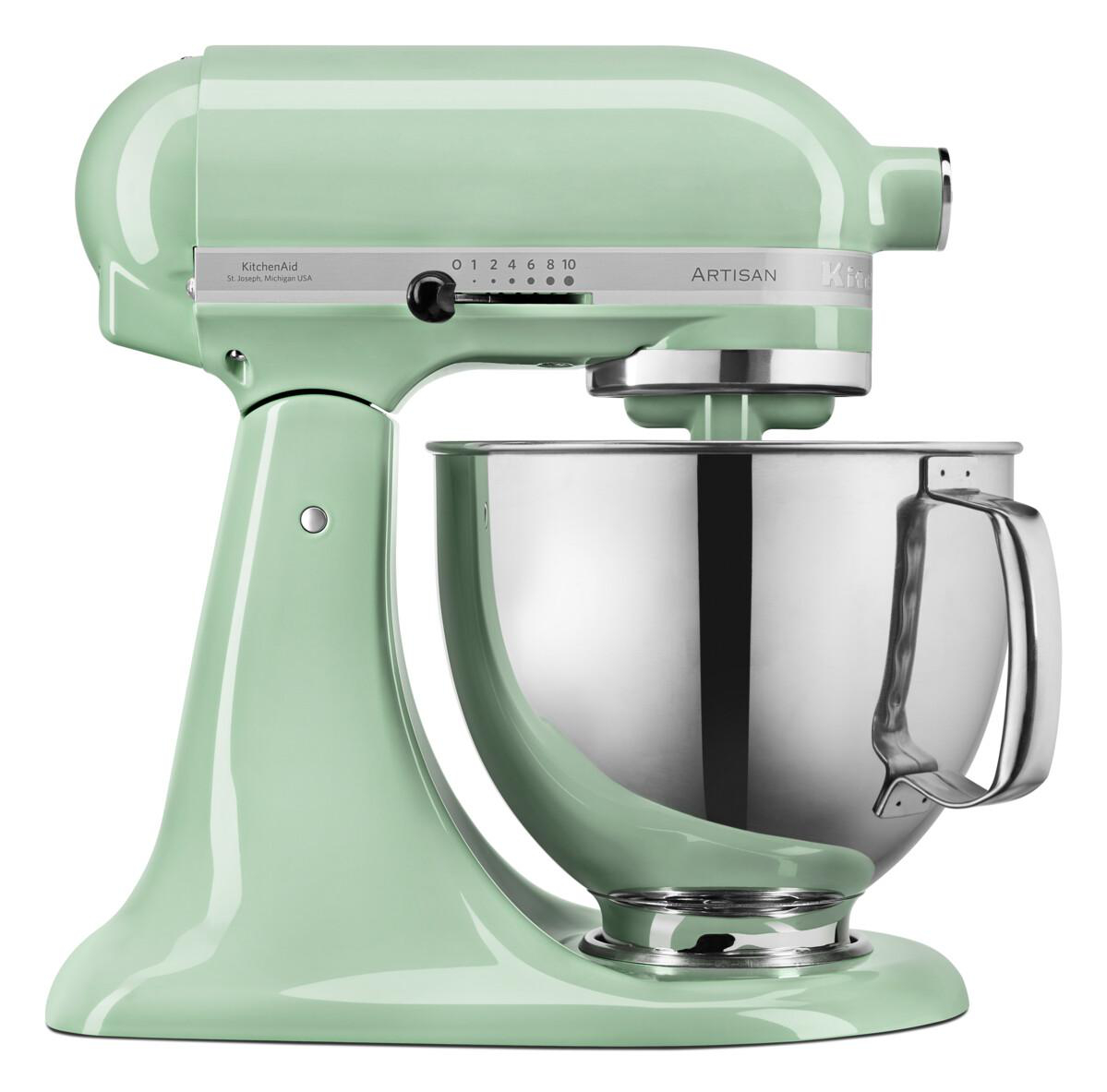Minzgrüner KitchenAid-Mixer mit Edelstahl-Schüssel, auf weißem Hintergrund.