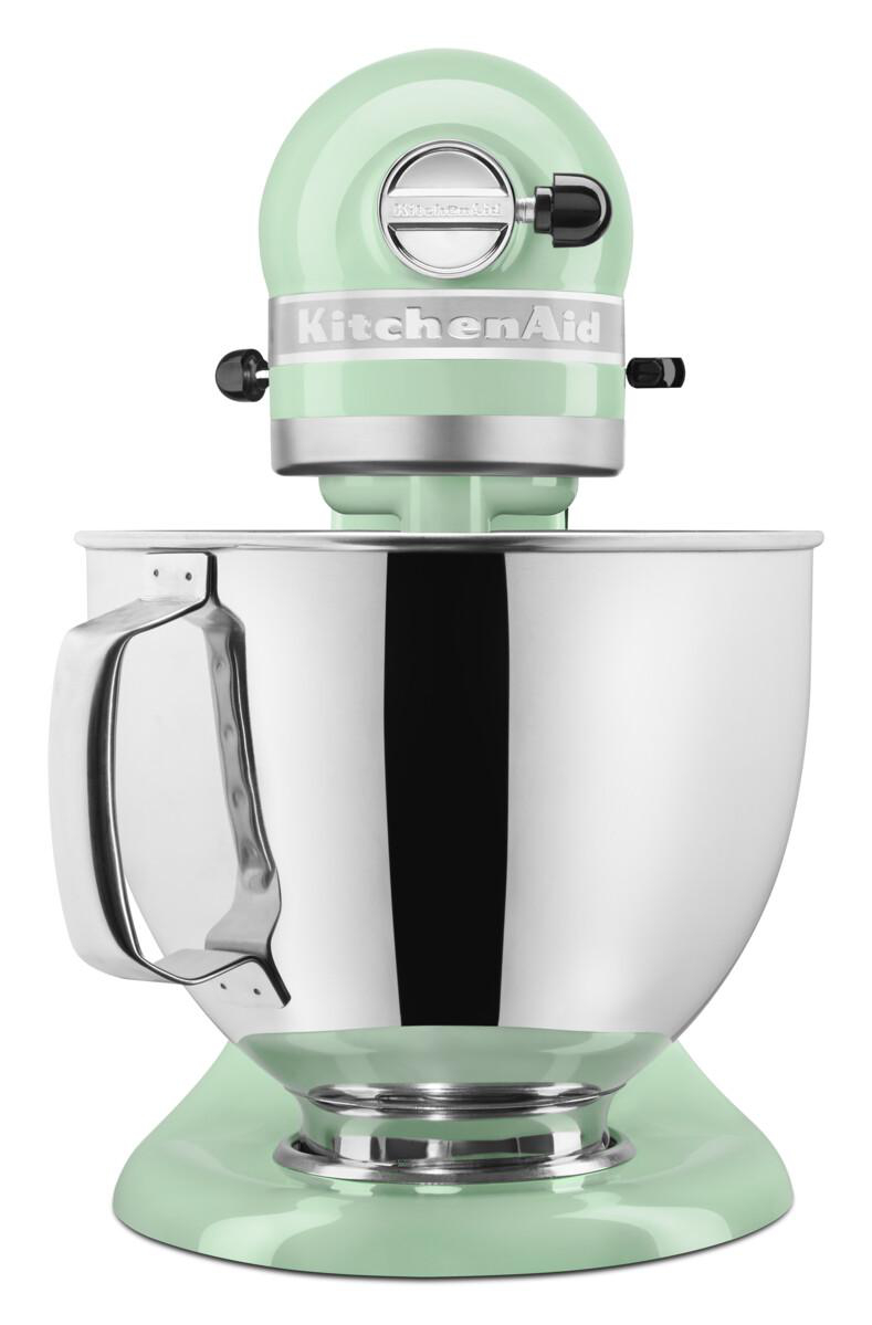Minzgrüner KitchenAid-Küchenmixer. Silberne Schüssel und Akzente. Weißer Hintergrund.