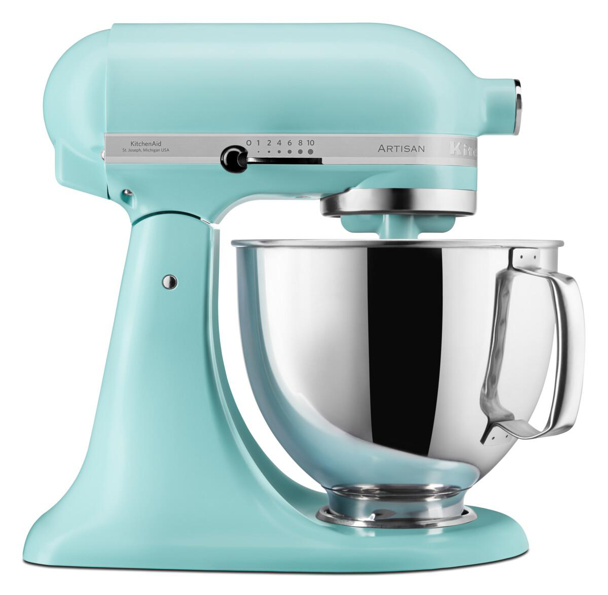 Ein hellblaues KitchenAid Artisan Standmixgerät wird gezeigt.