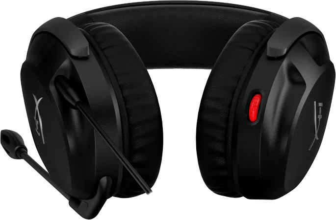 Egy fekete gamer headset mikrofonnal és piros bekapcsológombbal a jobb oldali fülön.