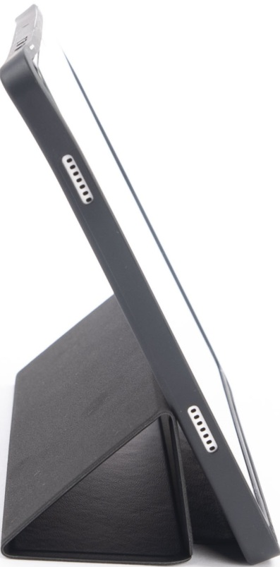 Tablet in schwarzem Gehäuse aufgestellt. Weißer Bildschirm sichtbar.
