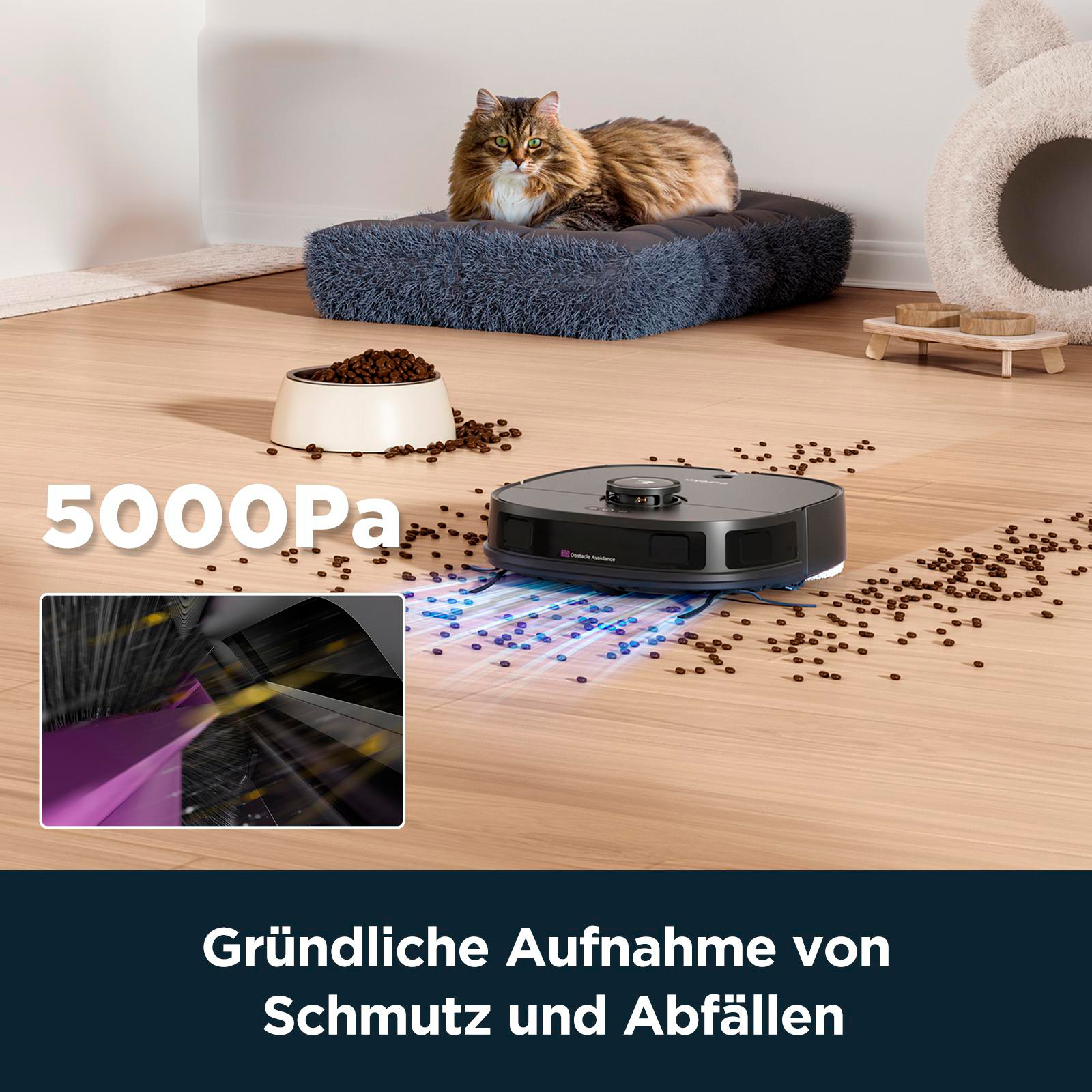 Ein Roboter-Staubsauger reinigt einen Holzboden, im Hintergrund eine Katze. Der Boden hat Futter.