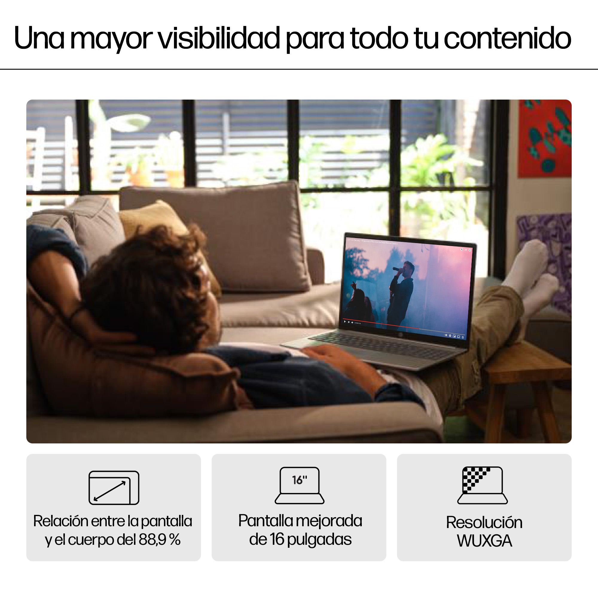 Una persona relajada en un sofá viendo un portátil, con texto sobre la resolución de pantalla.