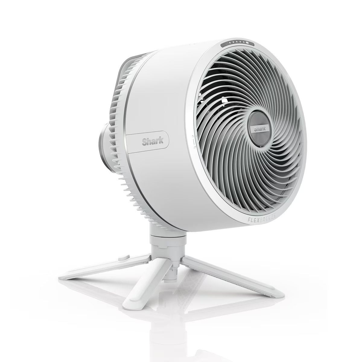 Ventilador blanco Shark FlexBreeze sobre una superficie blanca. El ventilador tiene un diseño circular y una base de trípode.