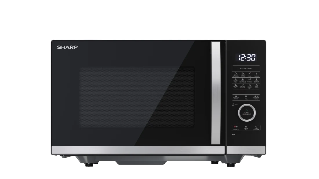 Microondas Sharp negro. Pantalla digital muestra la hora. Botones para varias configuraciones.