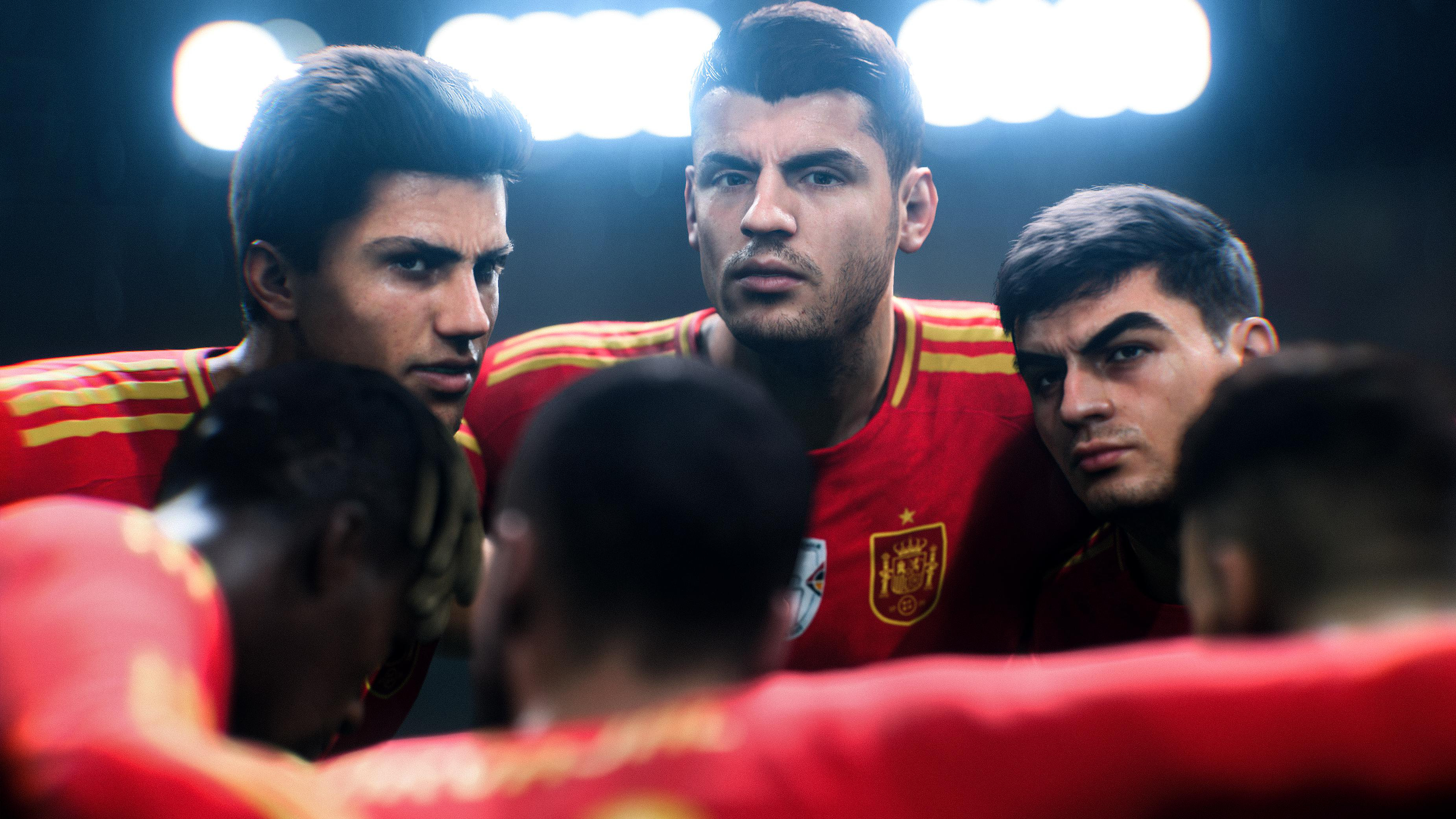 Fußballmannschaft in rot-gelben Trikots, die sich eng zusammendrängt, zur Kamera gewandt.