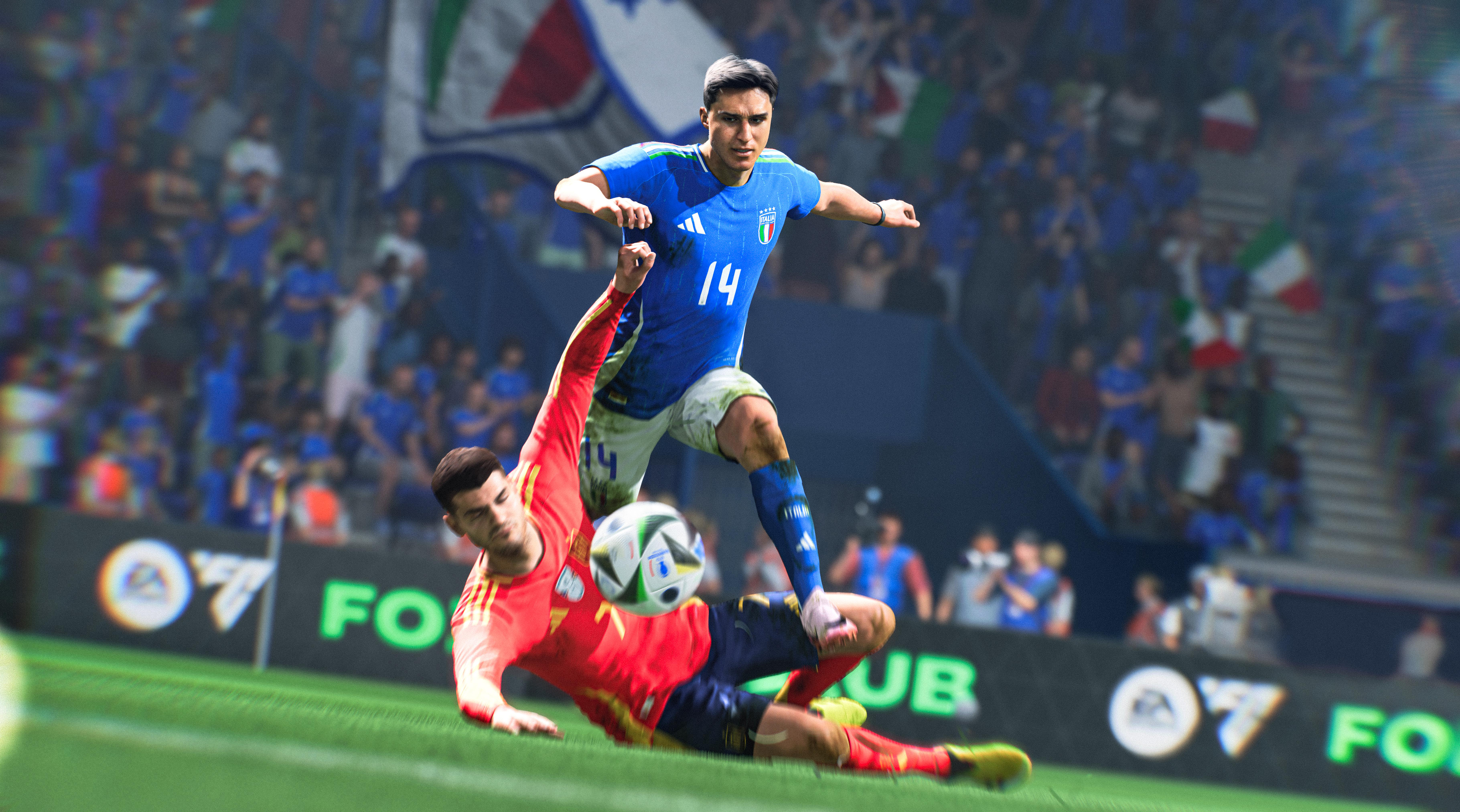 EA Sports FC24 Gameplay: Ein Spieler in rotem Trikot grätscht einen Spieler in blauem Trikot.