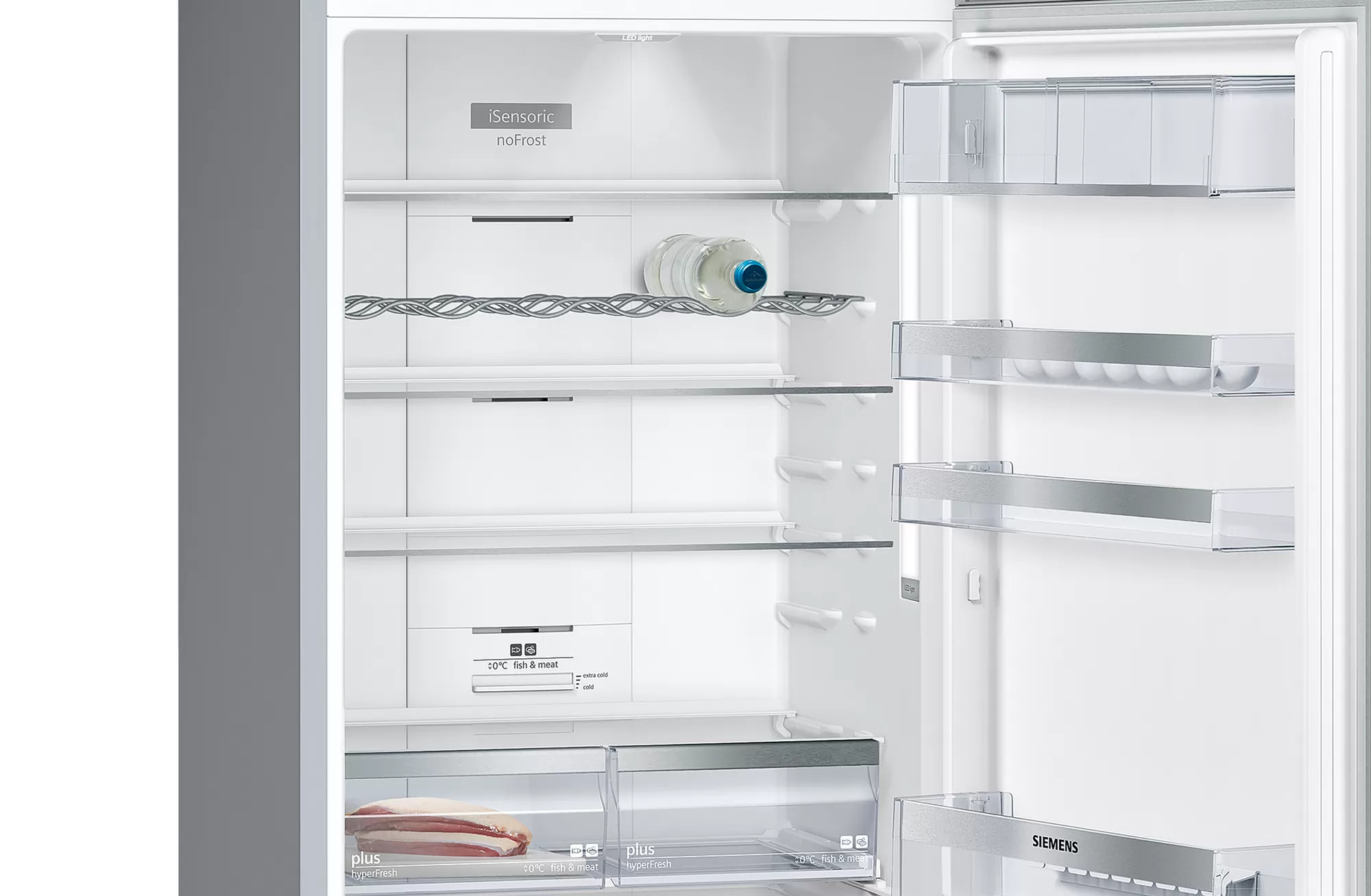 Otwarty wnętrze lodówki z półkami i szufladami. Zawiera butelkę i kilka produktów spożywczych.