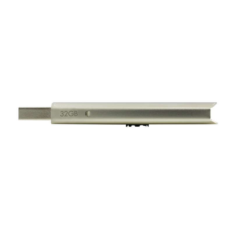 Silberner USB-Stick. Der Text '32GB' ist sichtbar. Weißer Hintergrund.