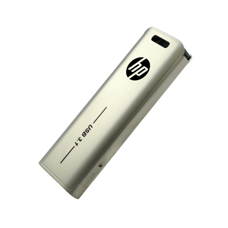 Ein silberner USB-Stick, beschriftet mit 'USB 3.1' und '64GB', mit dem HP-Logo, isoliert auf Weiß.