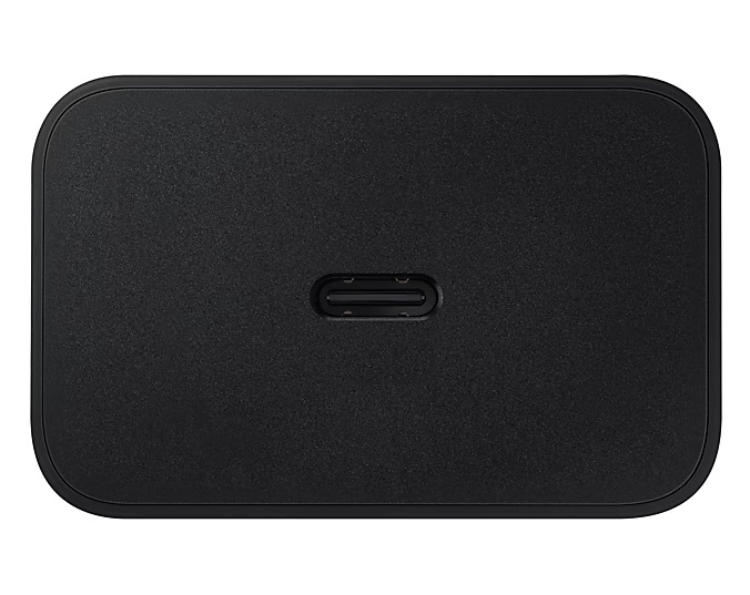 Ortasında bir USB-C bağlantı noktası bulunan siyah, dikdörtgen bir Samsung şarj cihazı.