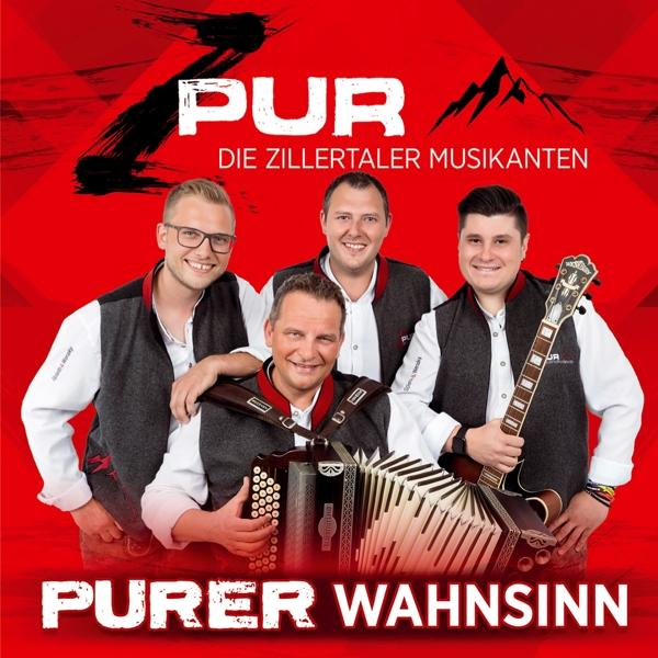 Vier Männer in Tracht mit Akkordeon und Gitarre vor rotem Hintergrund.