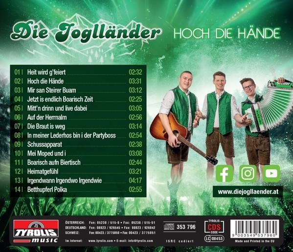 Drei Männer in Tracht spielen Instrumente, mit Songliste und Kontaktdaten.