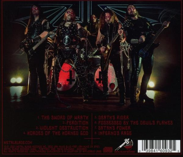 Albumcover mit Heavy-Metal-Band auf der Bühne mit Instrumenten und Songtiteln darunter.