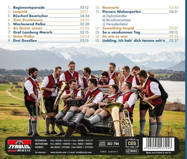 Blasmusikgruppe in Tracht auf einer Bank vor Bergkulisse, mit Titelliste.