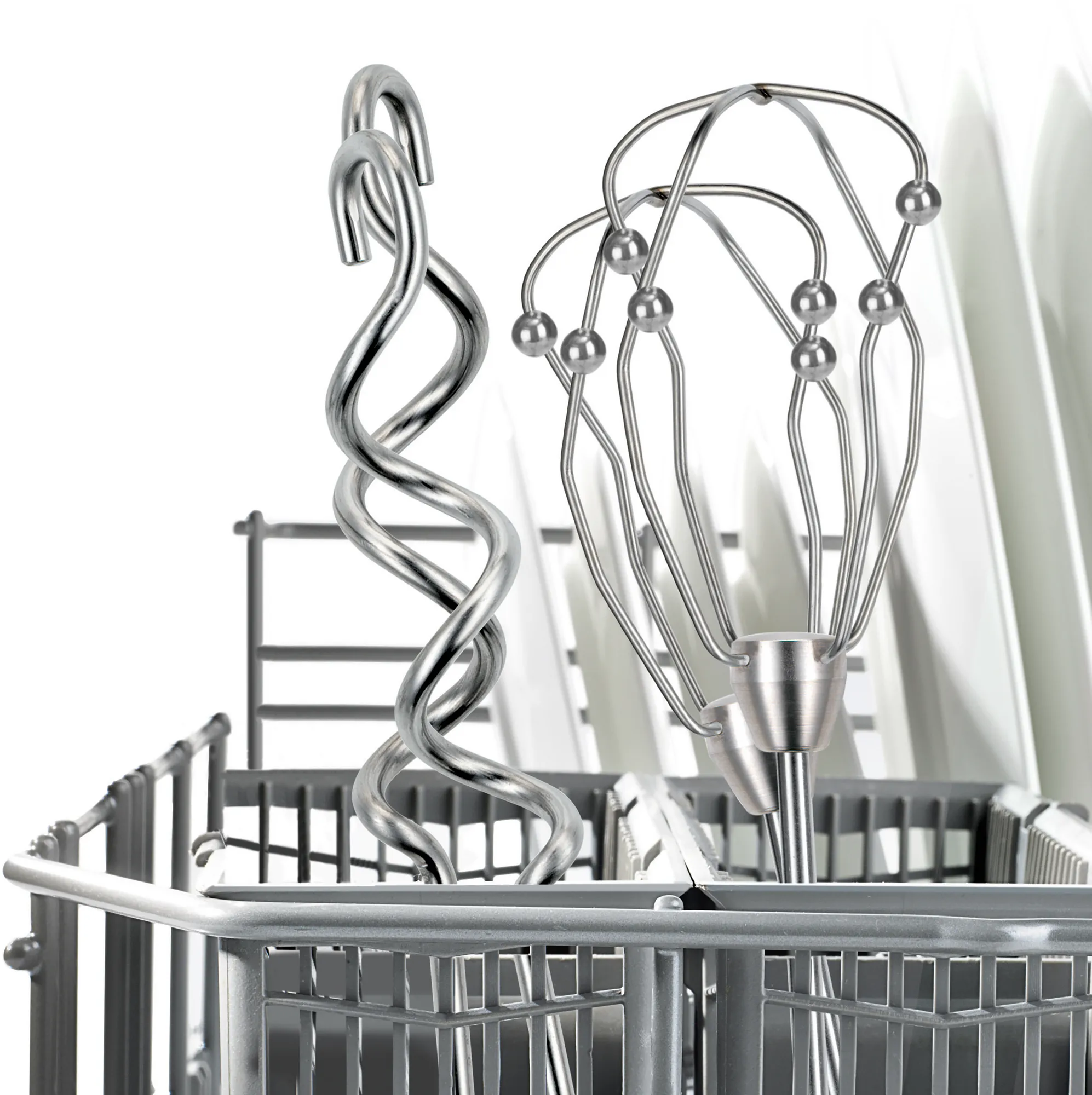 Końcówki do ubijania do miksera. Jedna to skręcona spirala, druga ma wiele pętli.