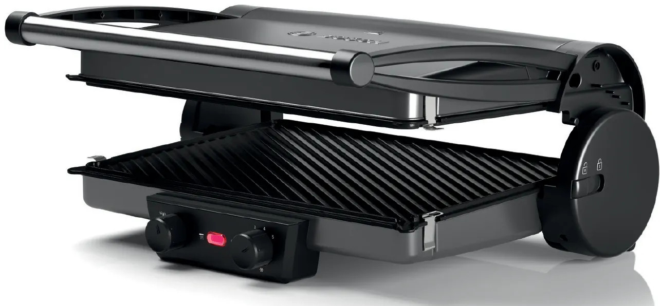 Czarna prasa do panini z otwartą pokrywą. Ma powierzchnię do grillowania i pokrętła sterowania. Białe tło.