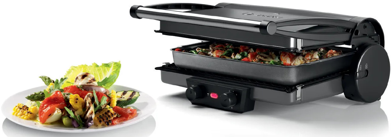 Grill z jedzeniem i talerz z sałatką. Grill jest otwarty i jest w nim ugotowane jedzenie.