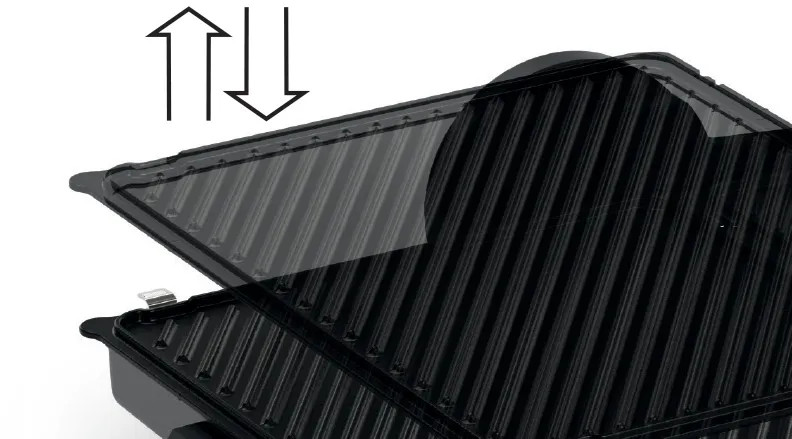 Zbliżenie czarnego opiekacza do kanapek, ze strzałkami wskazującymi otwieranie i zamykanie.