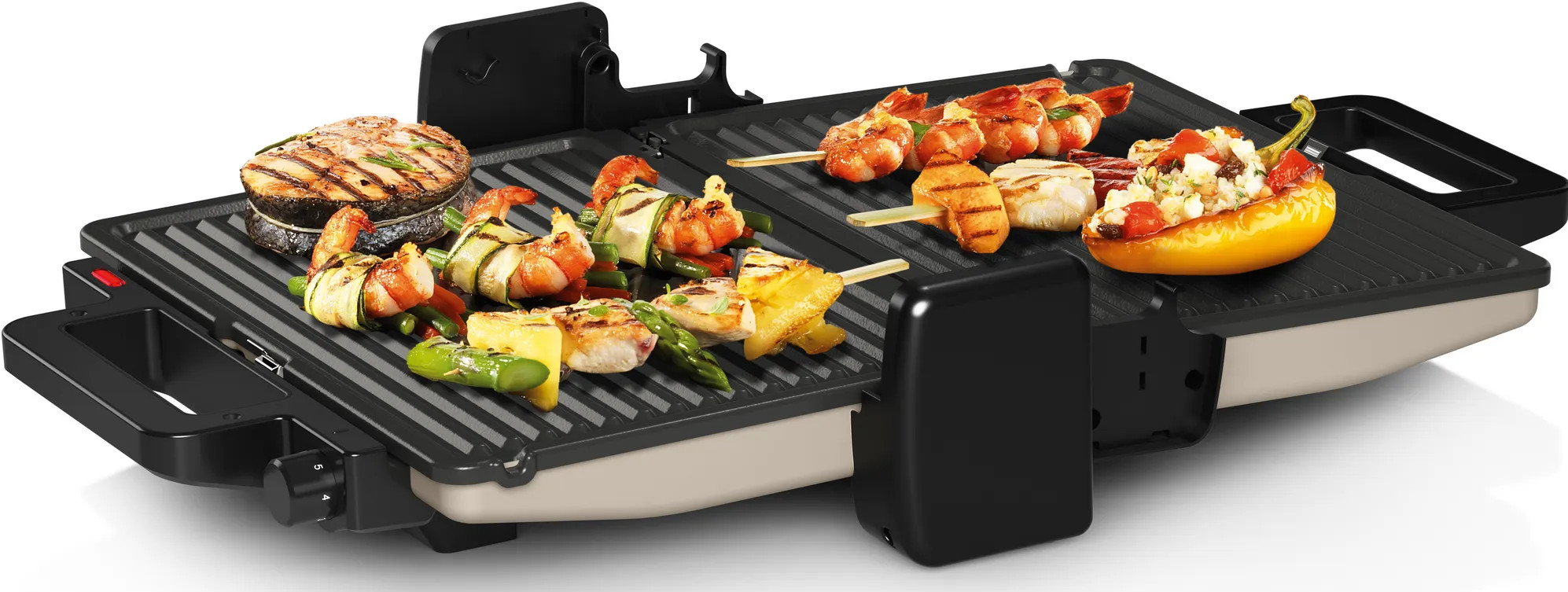 Otwarty grill z różnymi grillowanymi potrawami, w tym szaszłykami, rybami, krewetkami i papryką na białym tle.