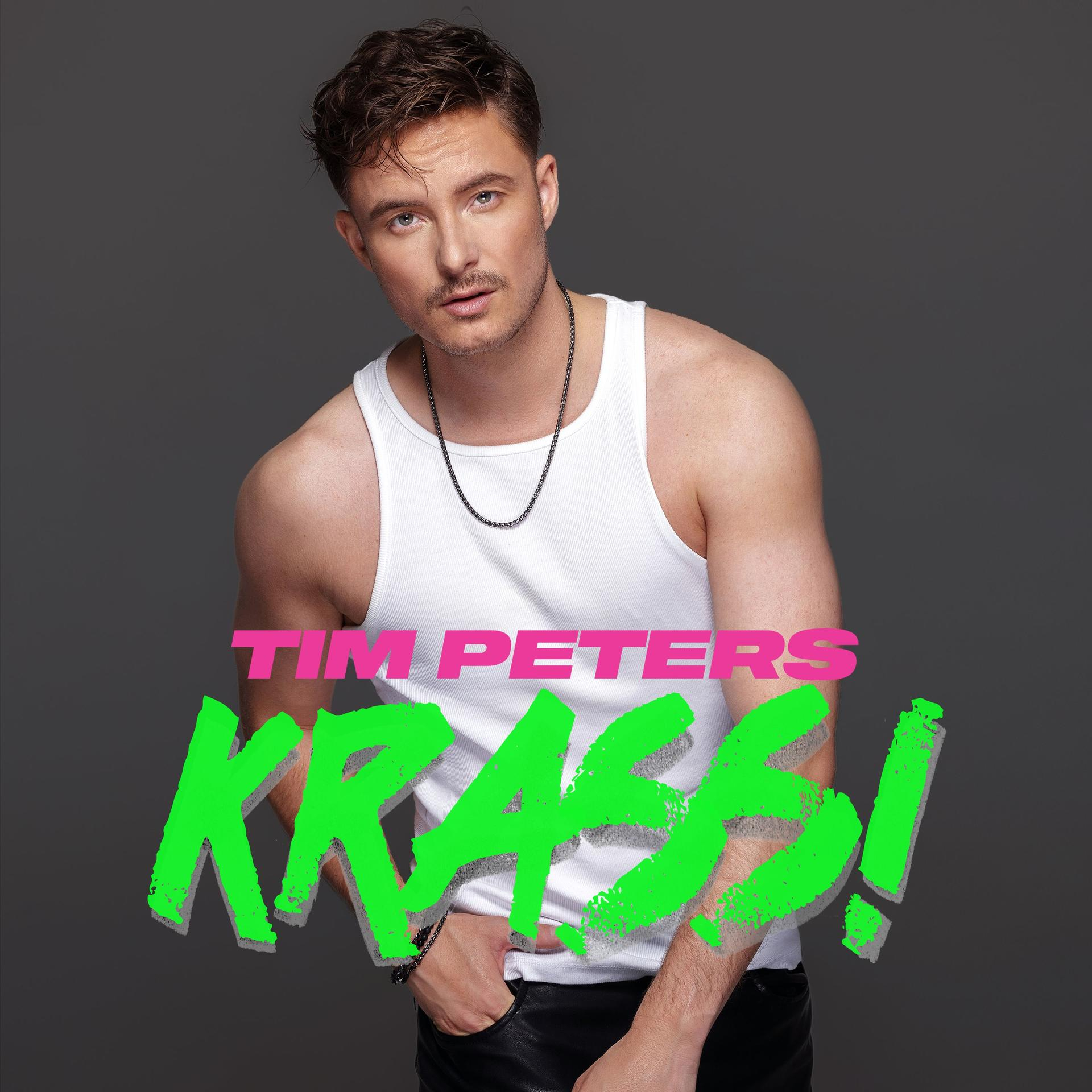 Tim Peters Albumcover. Er trägt ein weißes Tanktop. Der Text 'KRASS!' steht in Neongrün über seinem Foto.
