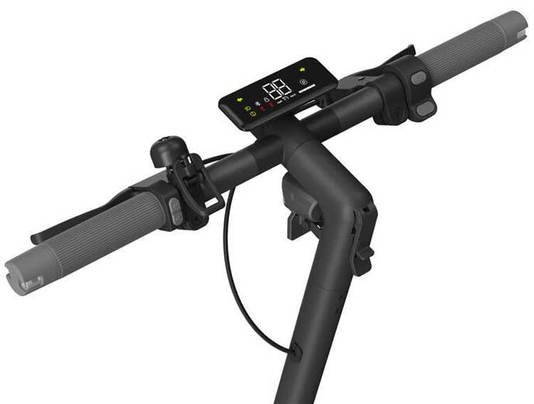 Kierownica skutera z wyświetlaczem, pokazująca prędkość. Szare uchwyty.