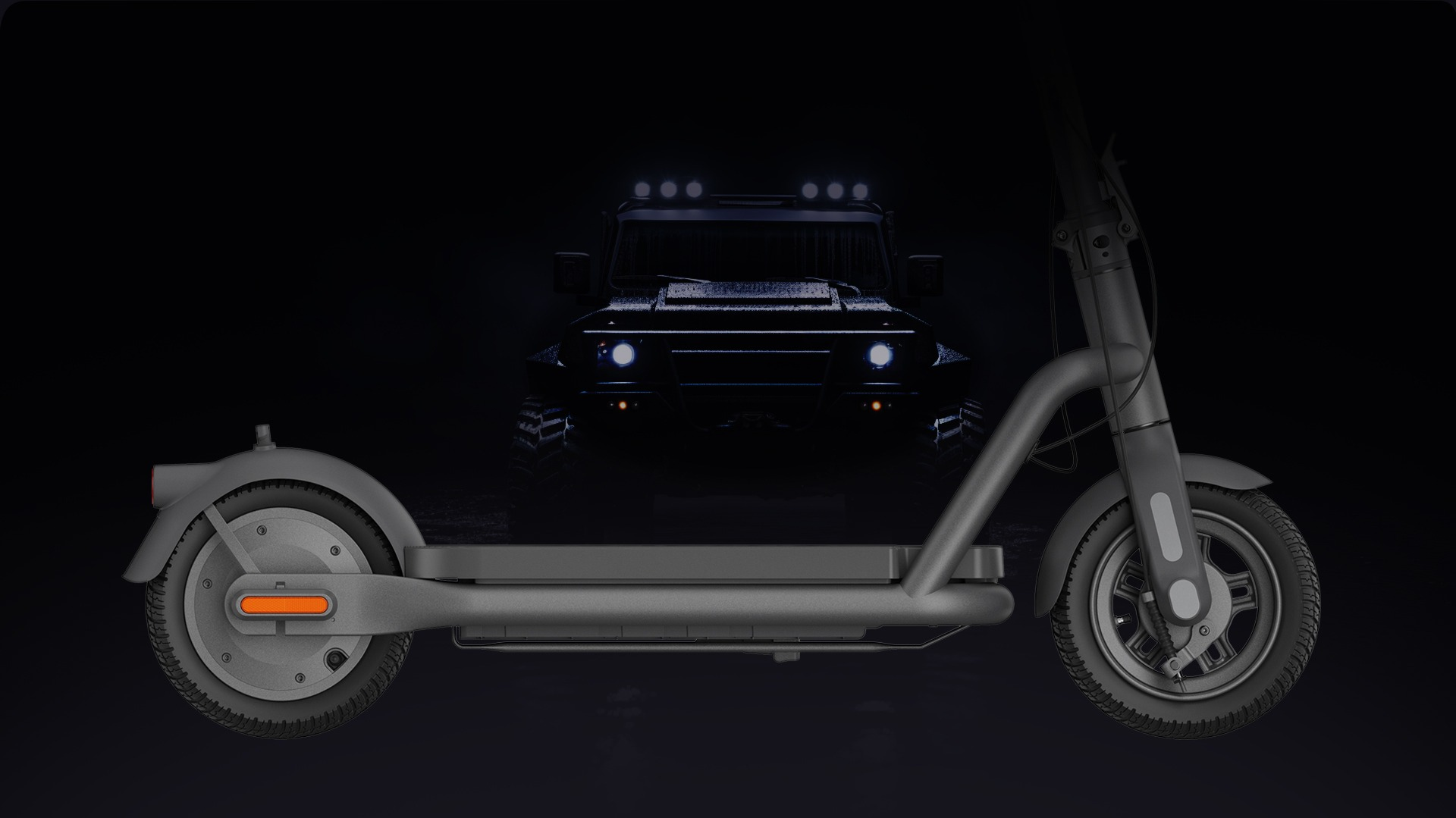 Hulajnoga elektryczna na pierwszym planie z pojazdem 4x4 w ciemnym tle.
