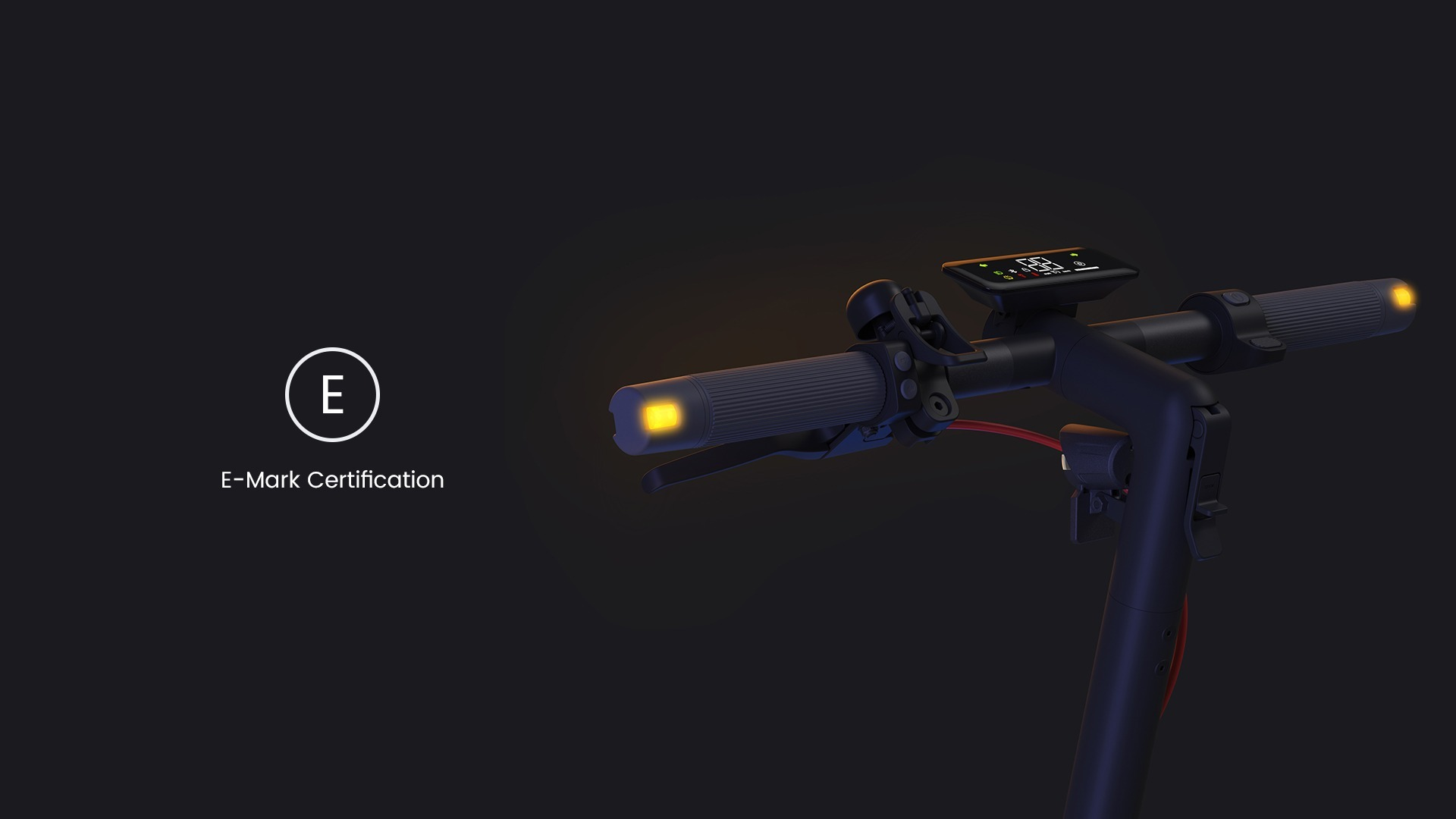 Zbliżenie kierownicy skutera elektrycznego ze światłami. Widoczny znak certyfikacji E-Mark.