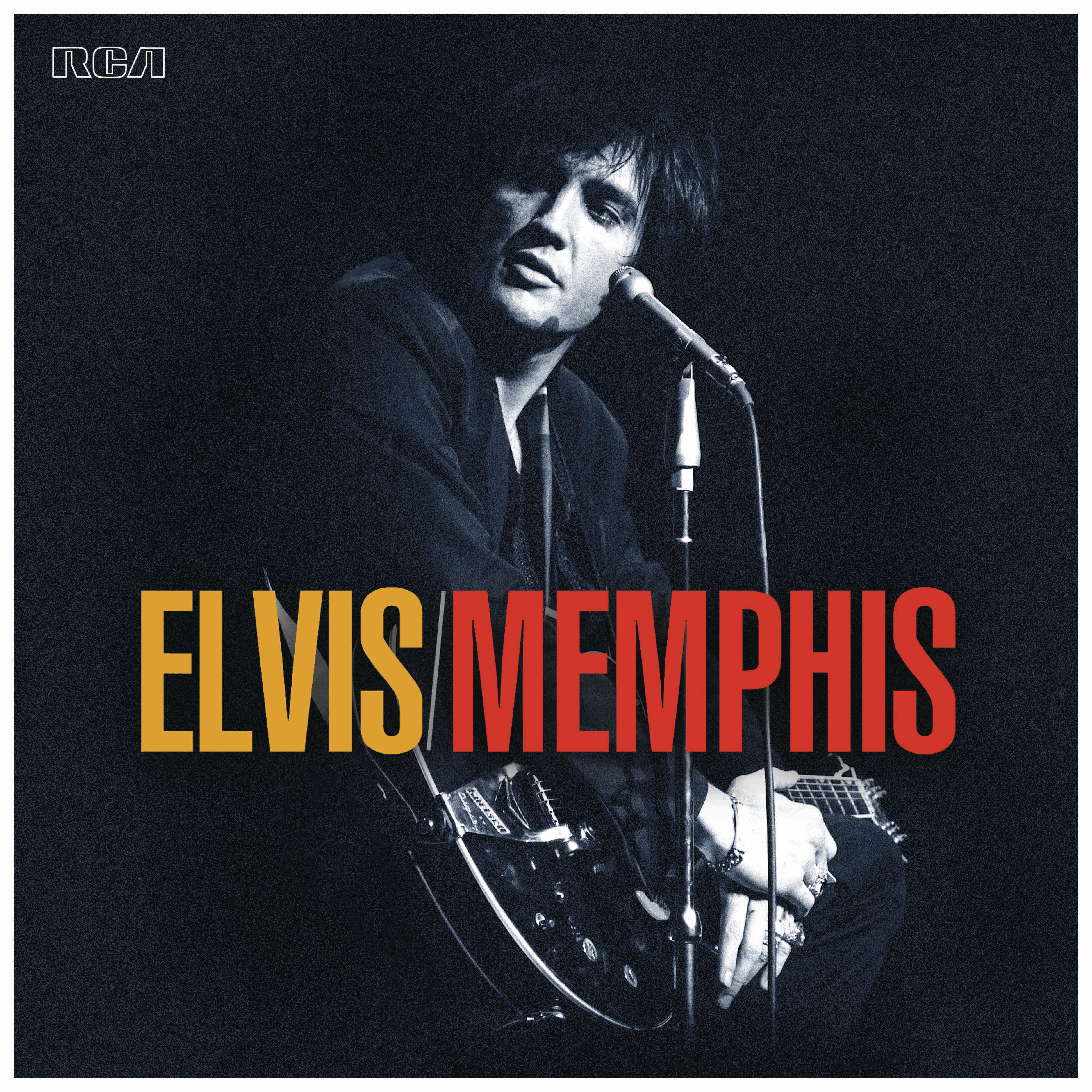 Elvis Presley Albumcover. Er hält eine Gitarre und singt in ein Mikrofon. Der Titel ist Memphis.