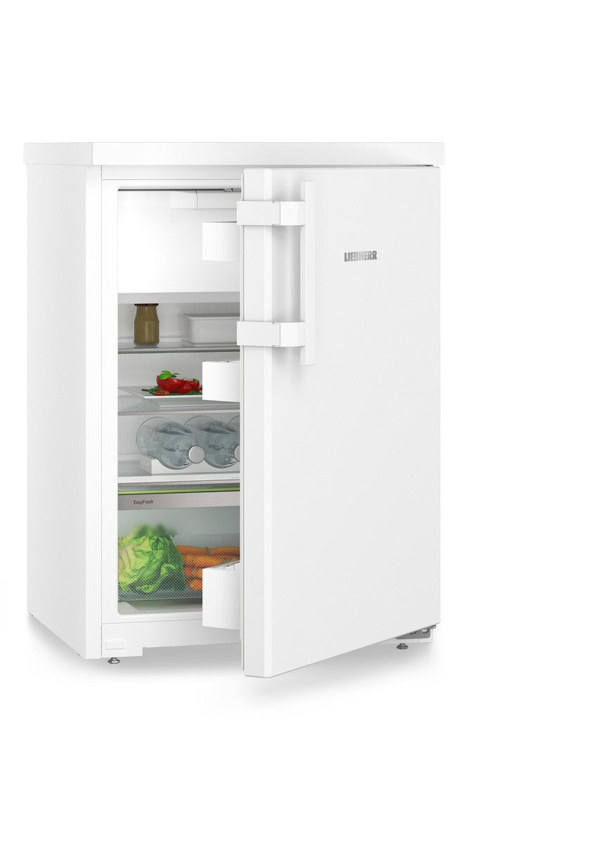 Ein weißer Kühlschrank mit offener Tür, der Regale mit Lebensmitteln im Inneren zeigt.