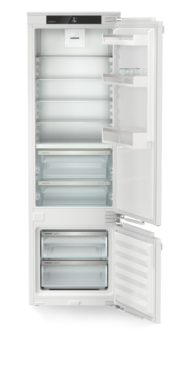 Weißer Kühlschrank, Tür offen, zeigt Regale und Schubladen.