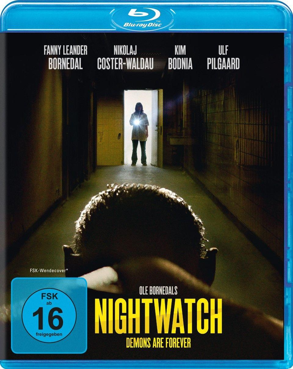 Blu-ray-Disc-Cover mit dem Film Nightwatch. Eine Frau mit Taschenlampe steht im Flur.
