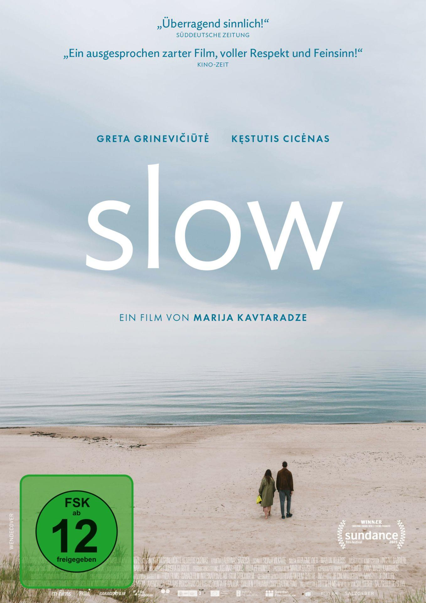 Filmplakat für "slow", mit einem Paar, das an einem Strand unter bewölktem Himmel spaziert.