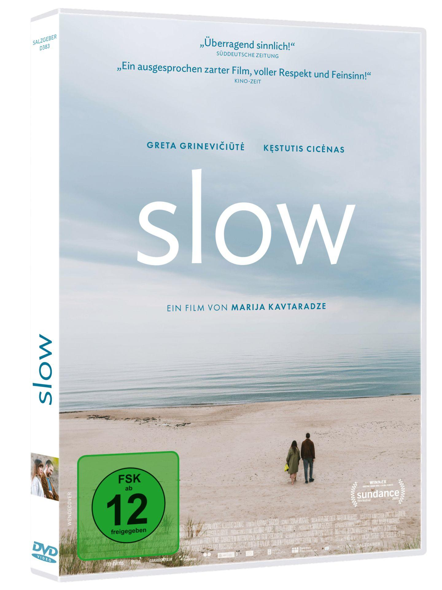 Filmcover von 'Slow', zwei Personen gehen am Strand, mit Text.