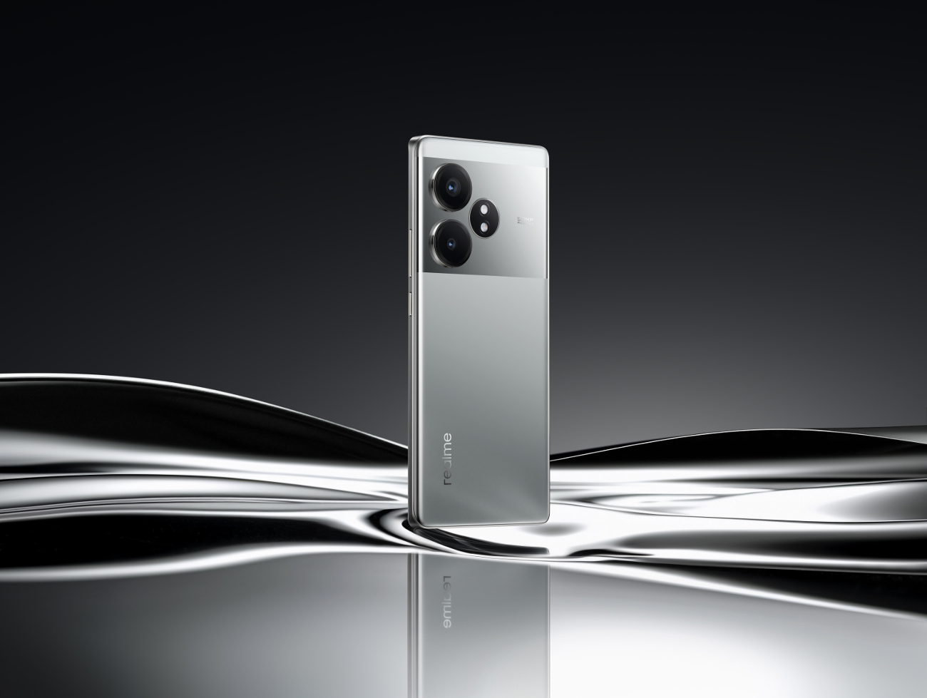 Jasnozielony smartfon z potrójnym aparatem, spoczywający na odblaskowej powierzchni, na ciemnym tle.