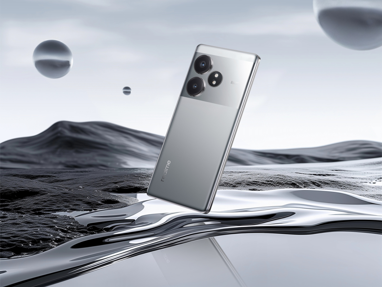 Srebrny telefon Realme z wypukłością aparatu, unoszący się nad powierzchnią przypominającą ciecz.