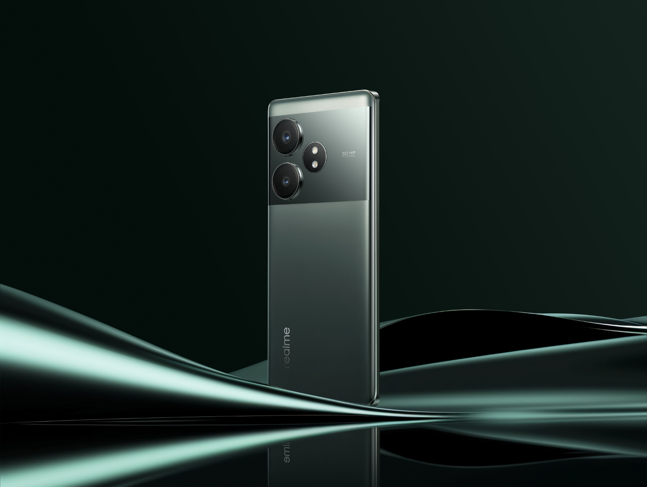 Telefon Realme, ciemnozielony z trzema tylnymi aparatami. Abstrakcyjne ciemnozielone tło z falą.