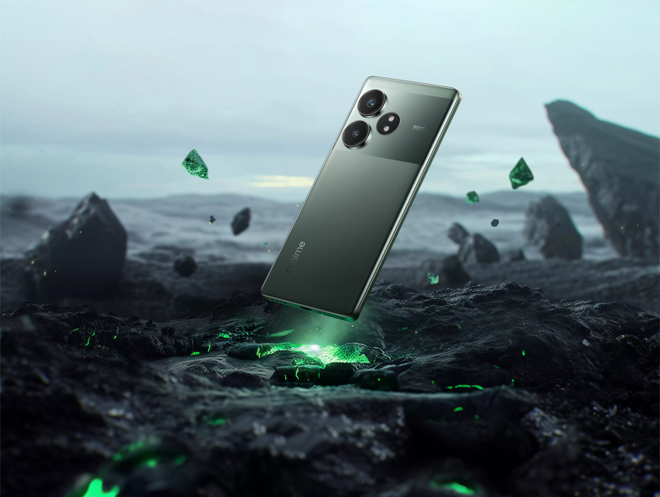 Zielony smartfon unoszący się nad ciemną, teksturowaną powierzchnią, z unoszącymi się zielonymi kryształami.