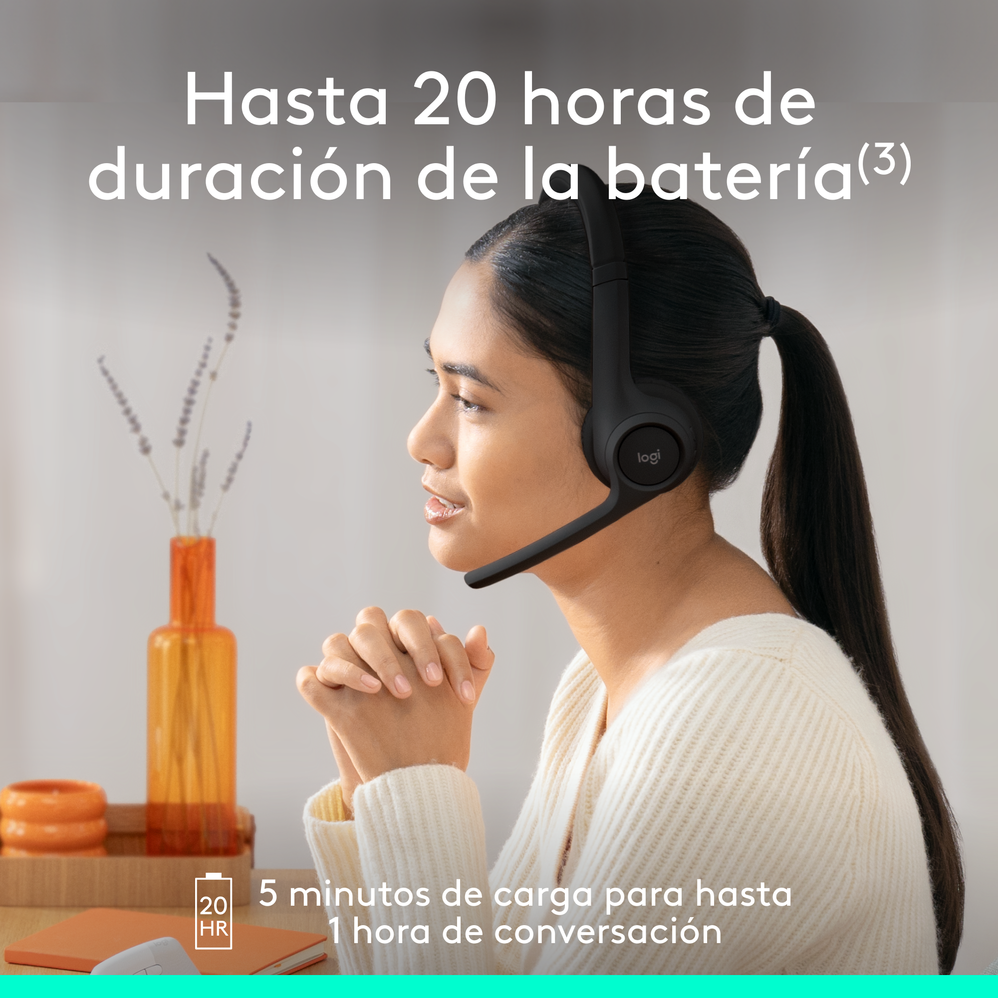 Una mujer con auriculares, sonriendo, junto a un jarrón de cristal y texto sobre batería.