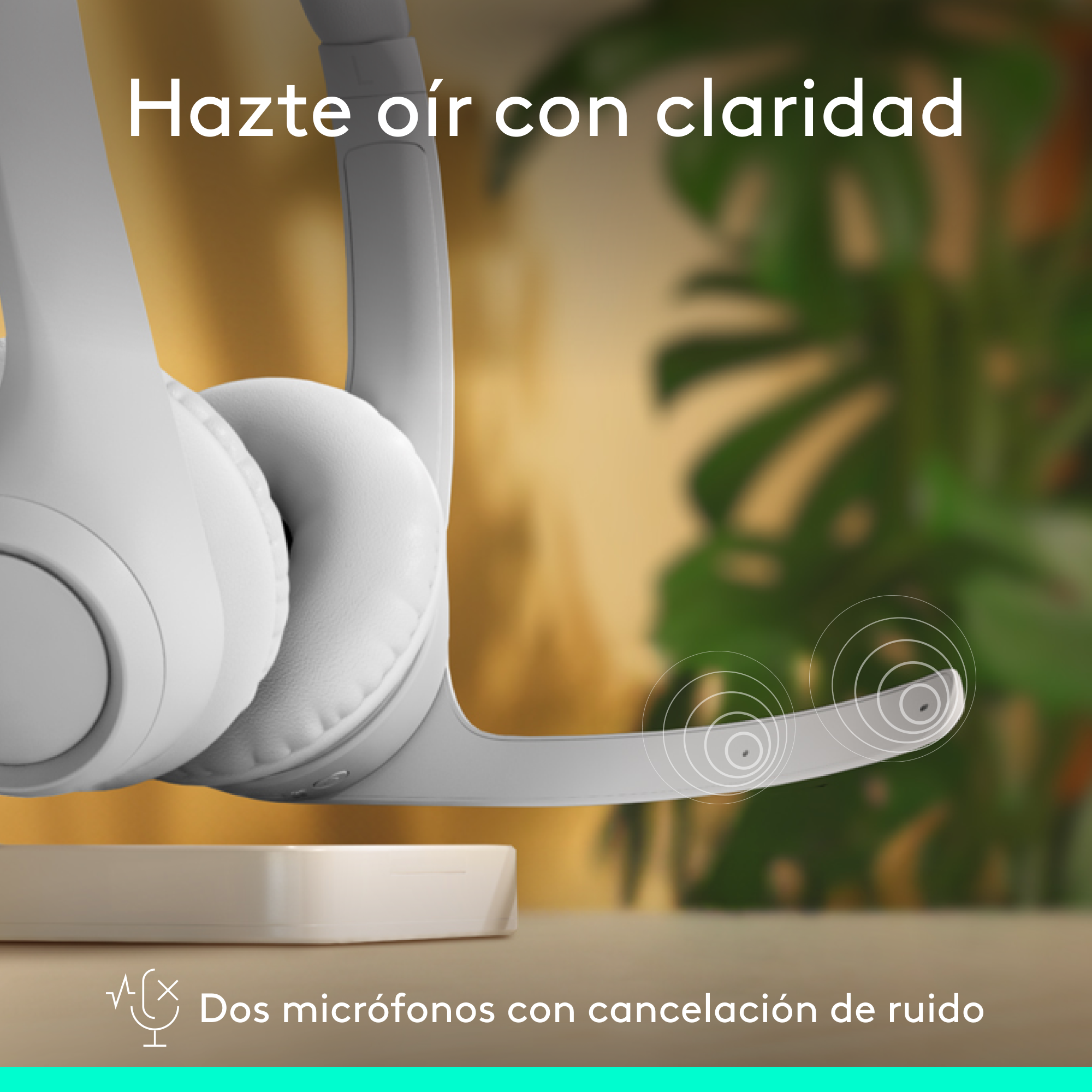 Auriculares blancos con micrófono sobre un soporte. Texto: "Hazte oír con claridad". El fondo está borroso.