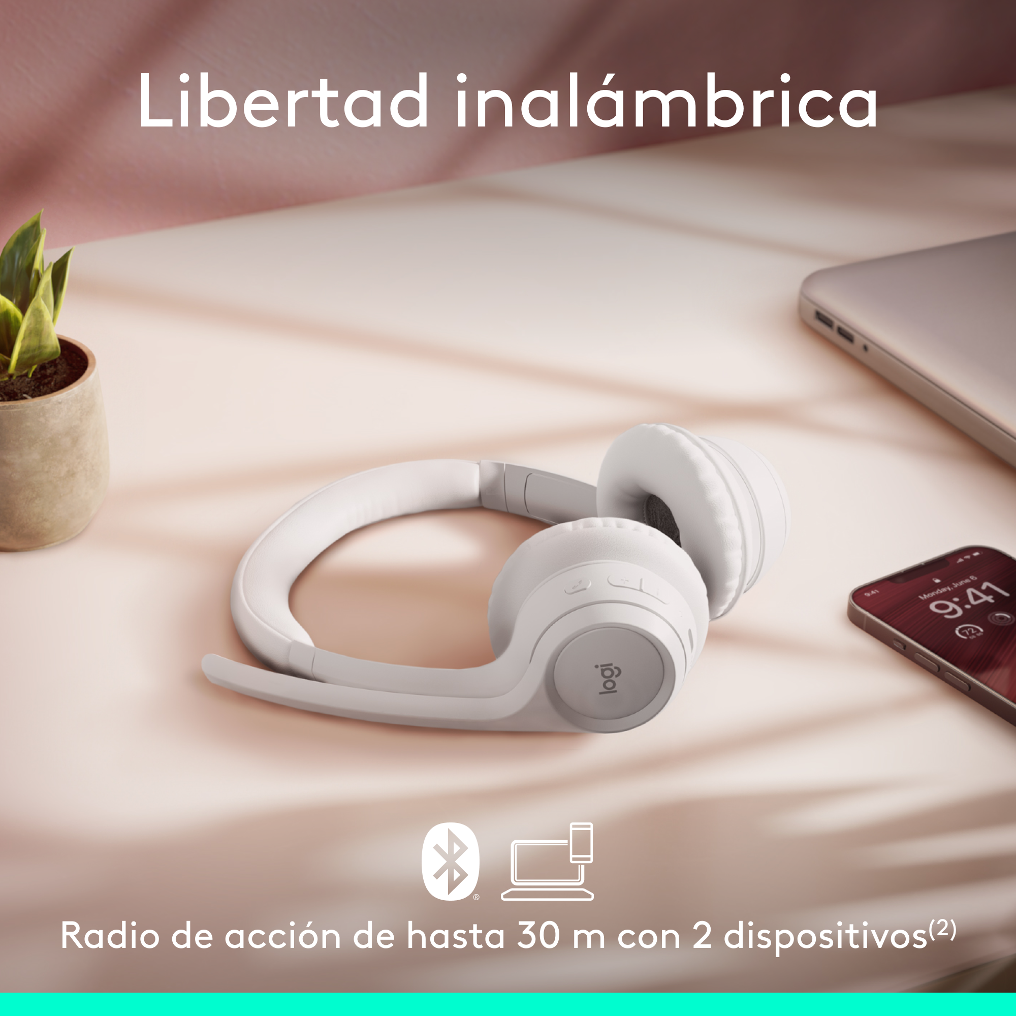 Auriculares blancos y una computadora portátil en una superficie rosa.
