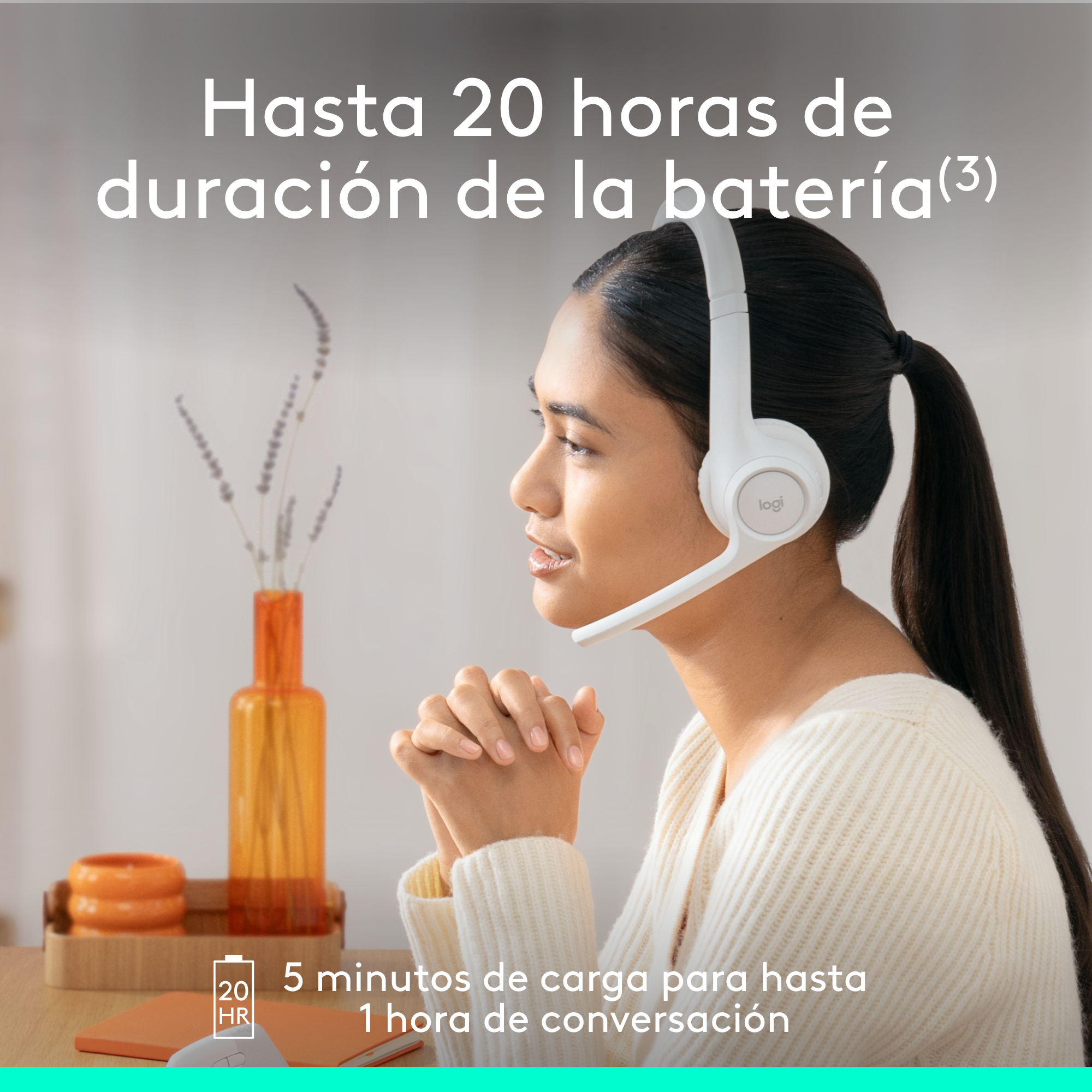 Mujer usando auriculares blancos, con las manos juntas.