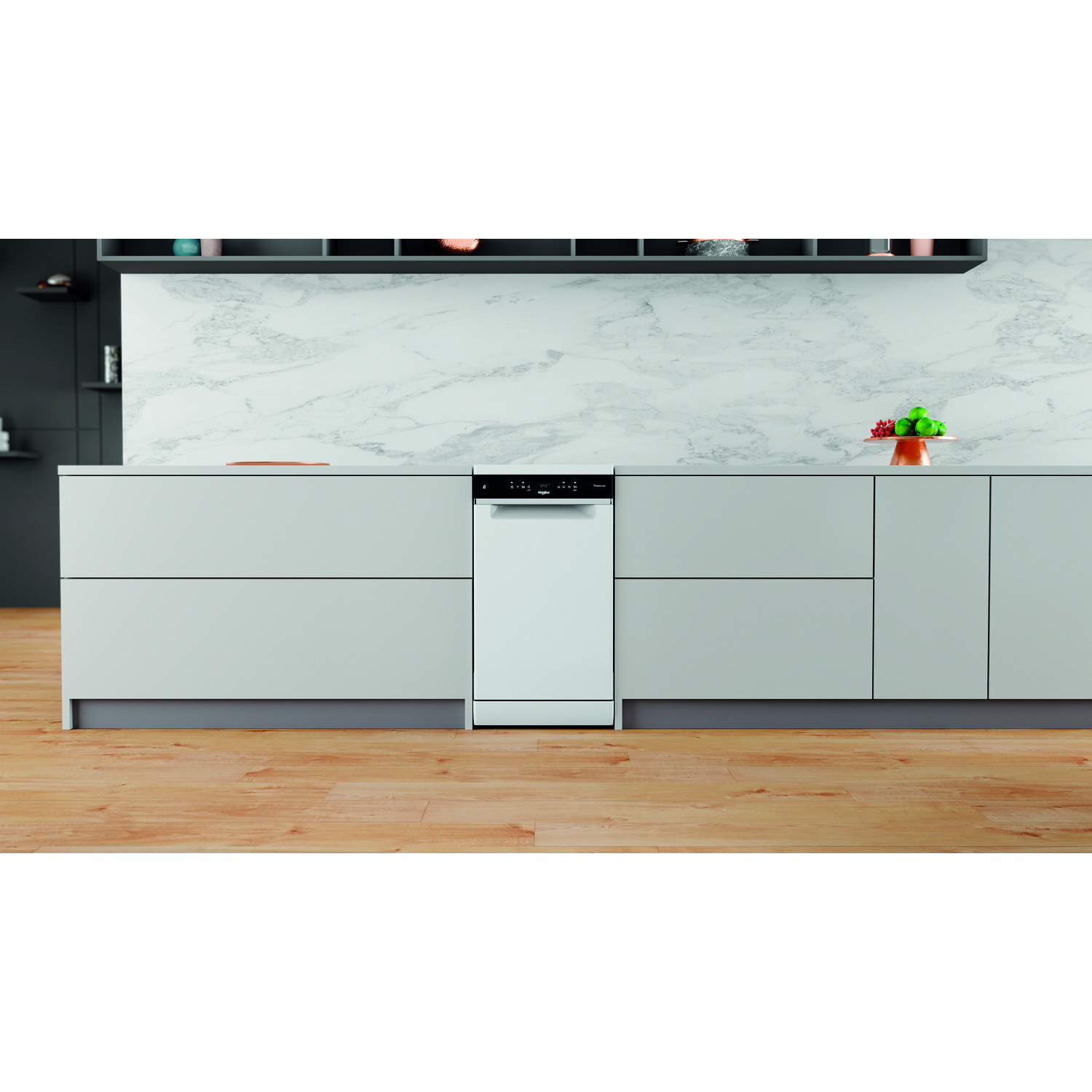 Een witte vaatwasser geïnstalleerd in een keuken, met houten vloer en marmeren muur.