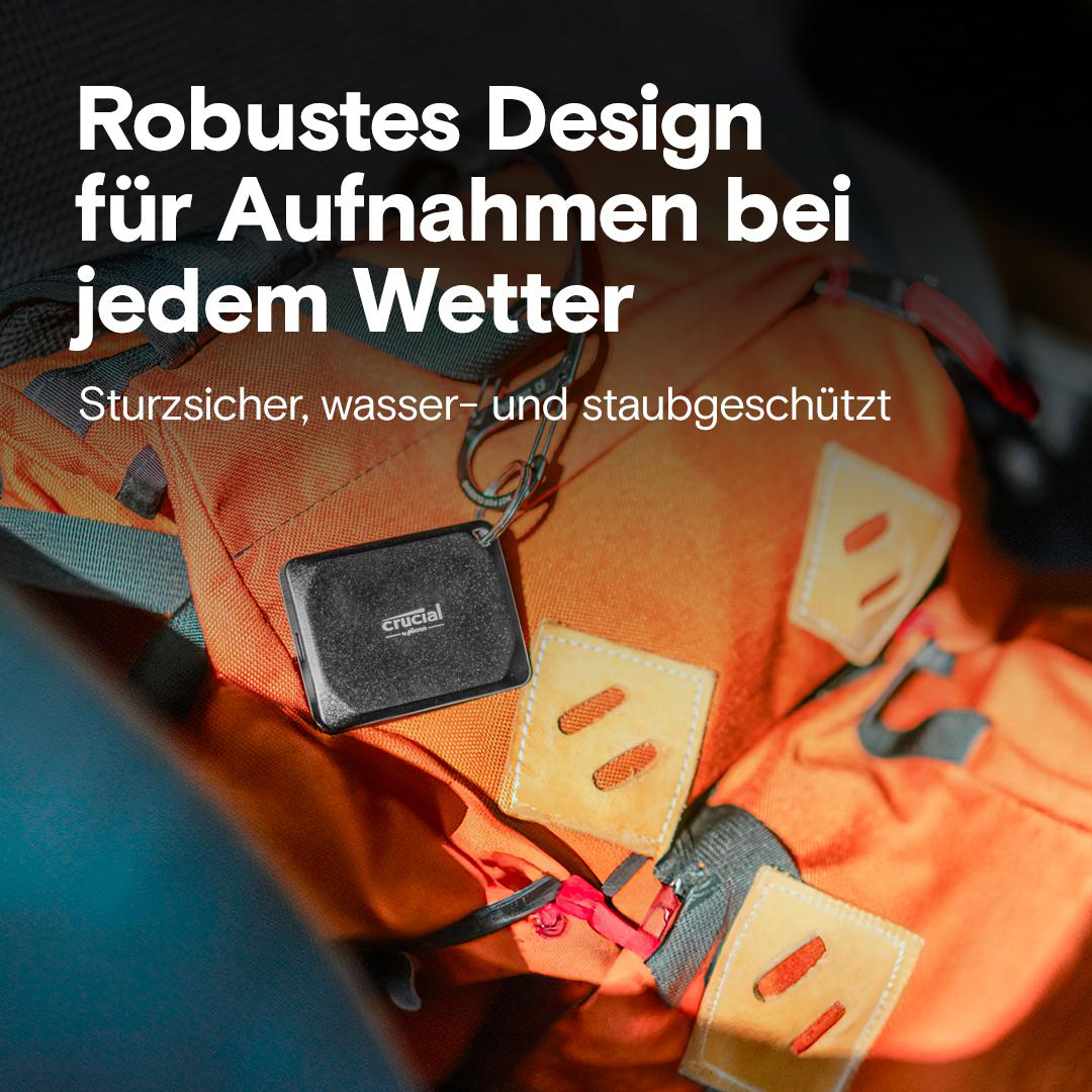 Schwarzes Etikett mit Crucial-Logo auf orangem Rucksack. Text: "Robustes Design für jedes Wetter".