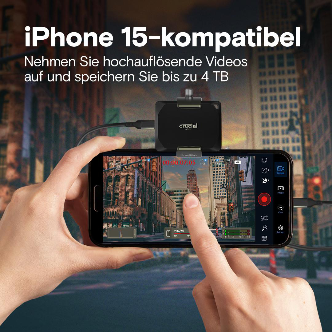 Hände halten ein Telefon mit Kamera-Setup, das mit einem Gerät verbunden ist.